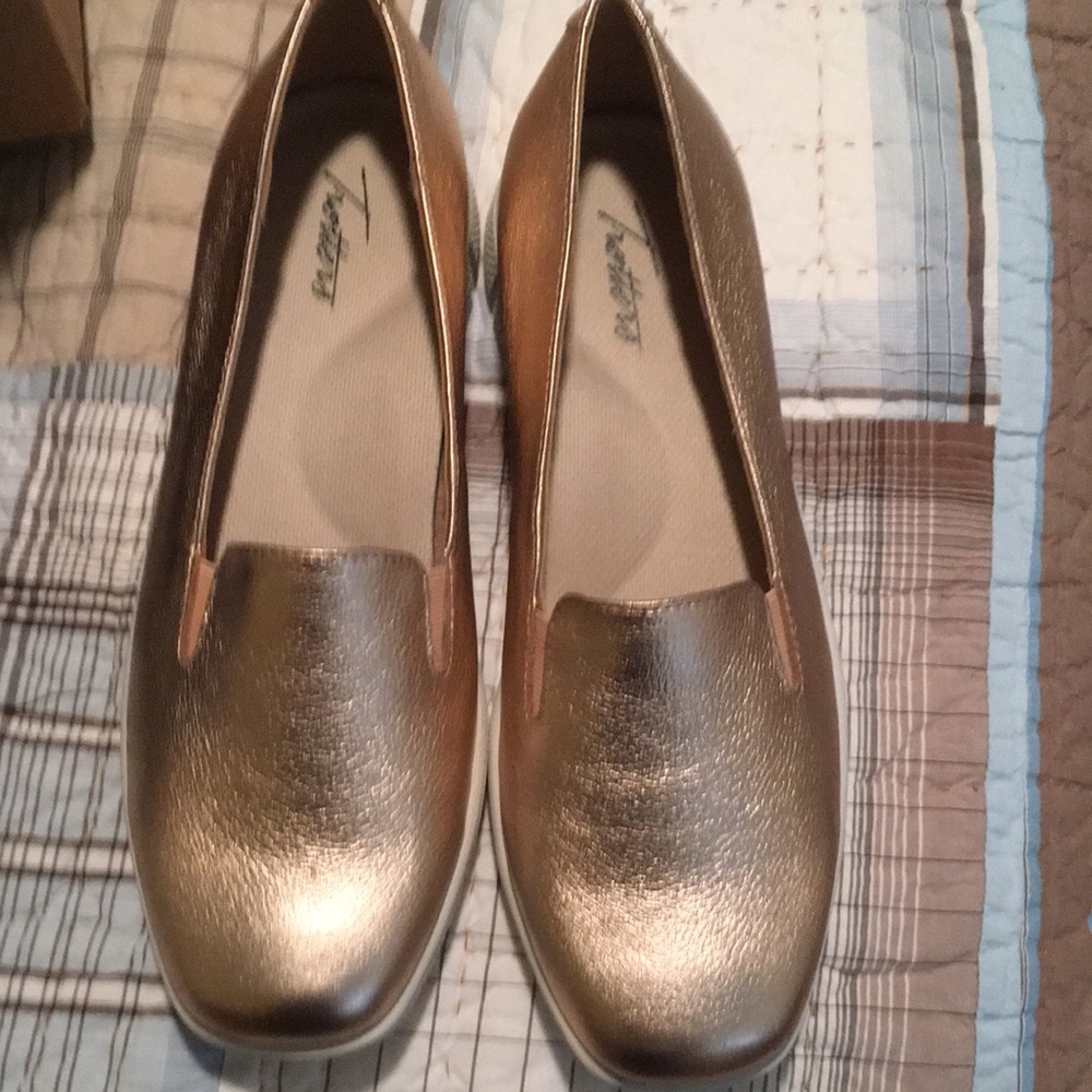 Trotters gold leather walking loafers. NEW IN BOX